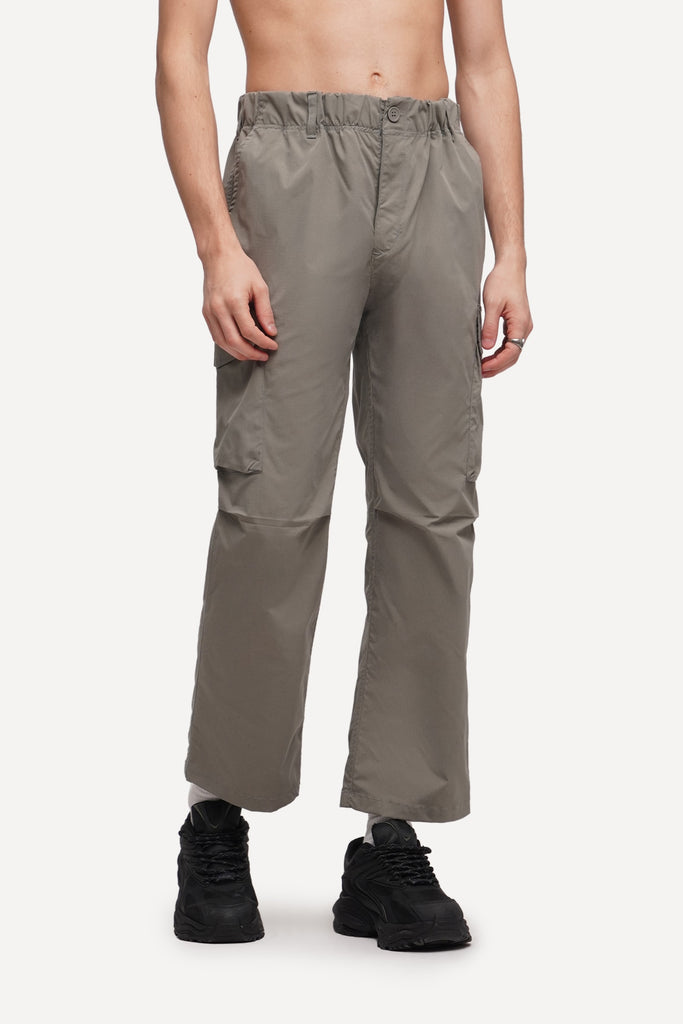 【新品未使用】MY_ NYLON CARGO PANTS[SUMI] NYLON CARGO PANTS｜MY___ | 服と日用品 SLOPE